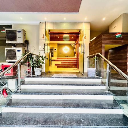 לקנאו Hotel Megha Inn מראה חיצוני תמונה