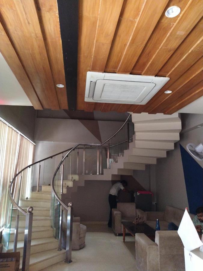 לקנאו Hotel Megha Inn מראה חיצוני תמונה