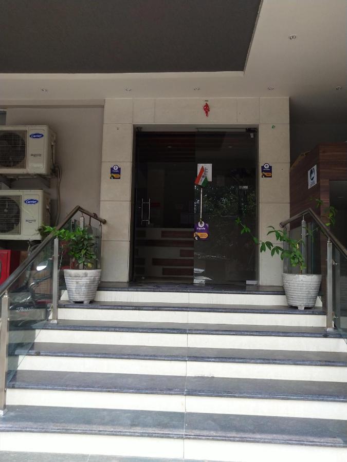 לקנאו Hotel Megha Inn מראה חיצוני תמונה