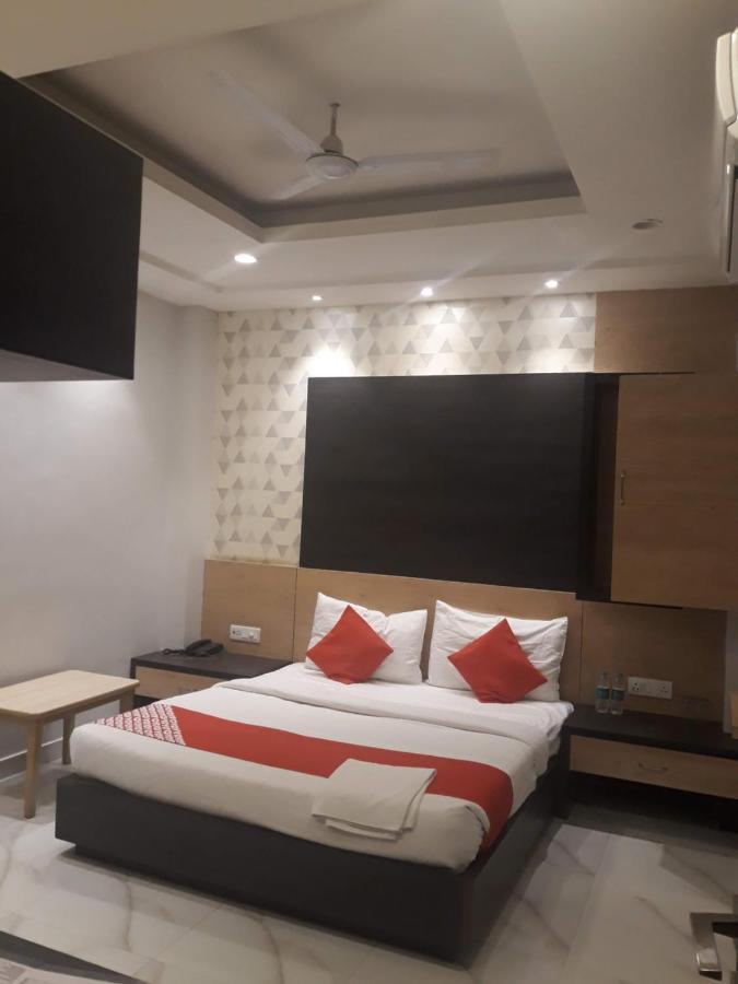 לקנאו Hotel Megha Inn מראה חיצוני תמונה