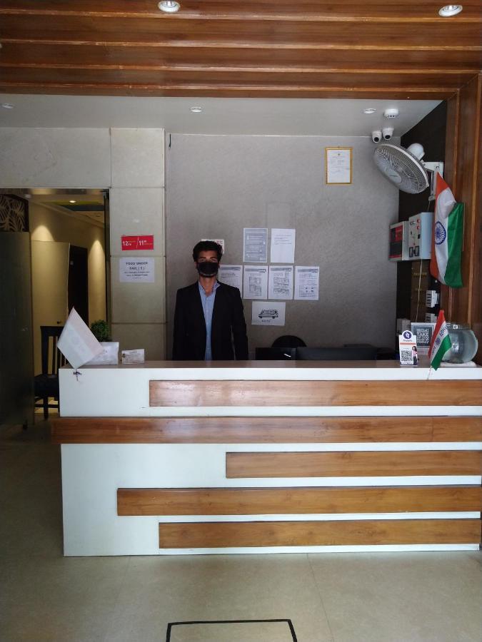 לקנאו Hotel Megha Inn מראה חיצוני תמונה