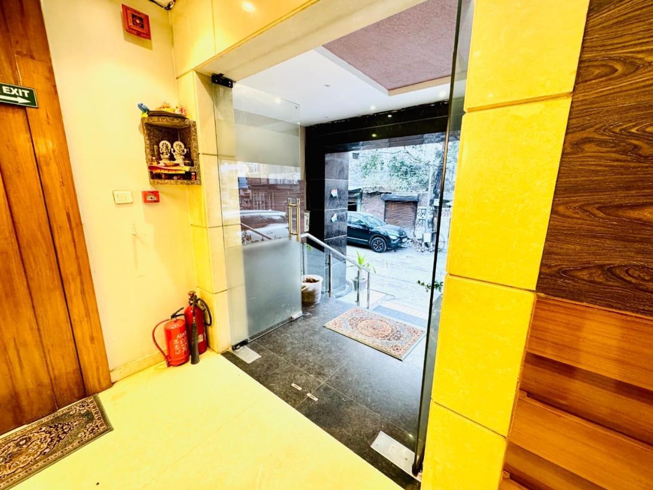 לקנאו Hotel Megha Inn מראה חיצוני תמונה