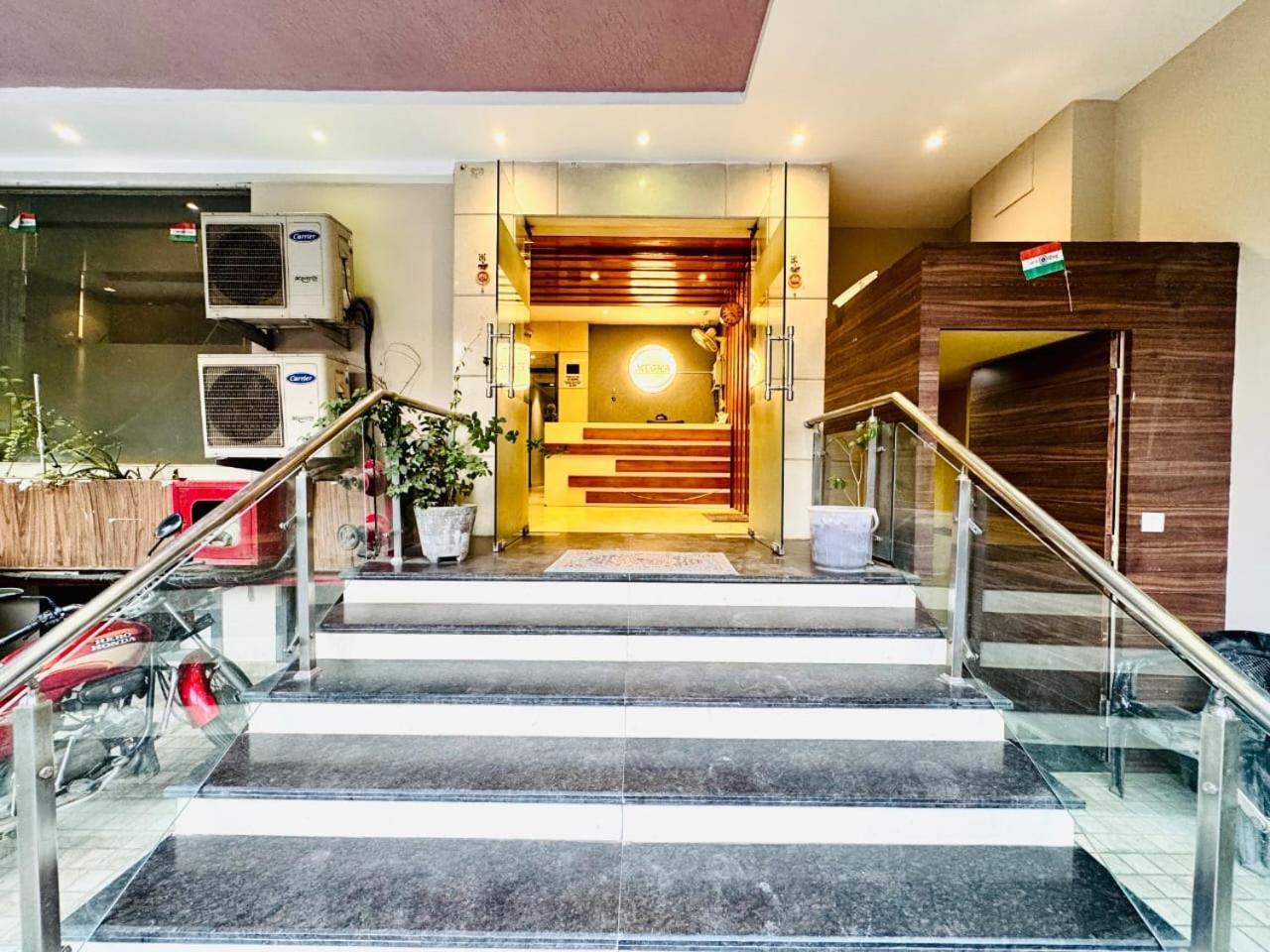 לקנאו Hotel Megha Inn מראה חיצוני תמונה