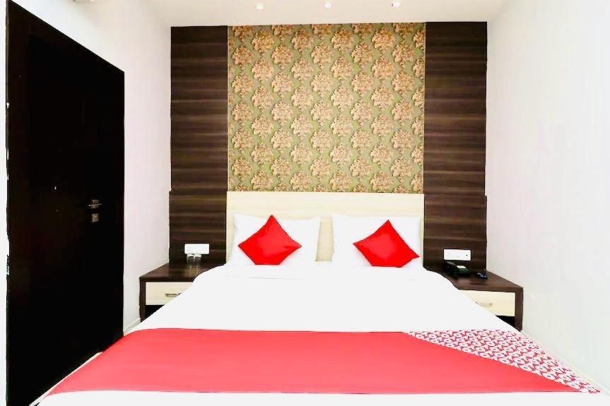 לקנאו Hotel Megha Inn מראה חיצוני תמונה