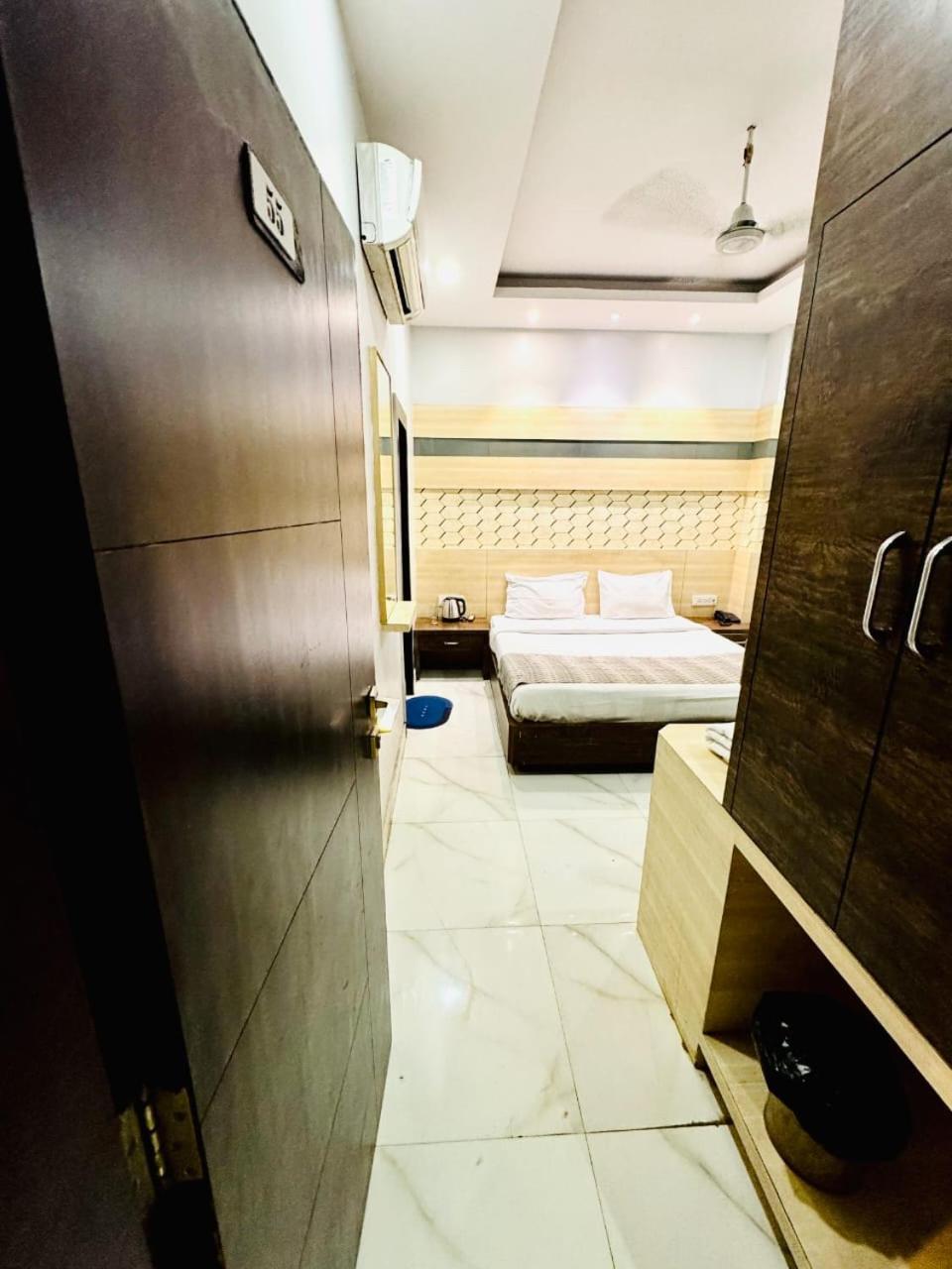 לקנאו Hotel Megha Inn מראה חיצוני תמונה