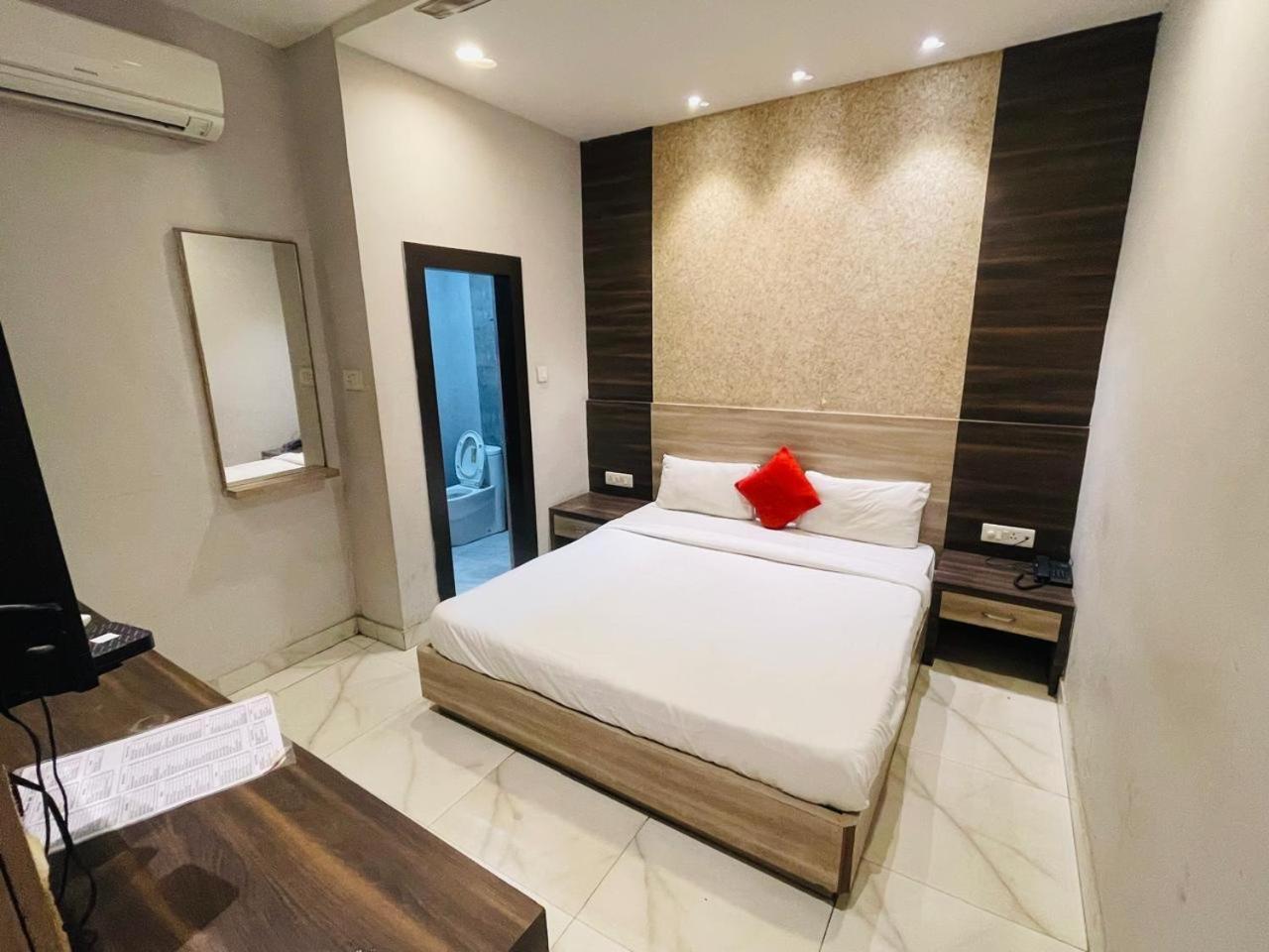 לקנאו Hotel Megha Inn מראה חיצוני תמונה