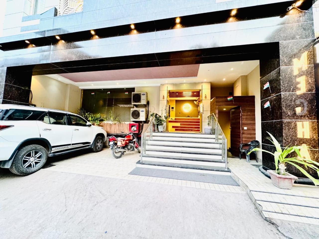 לקנאו Hotel Megha Inn מראה חיצוני תמונה