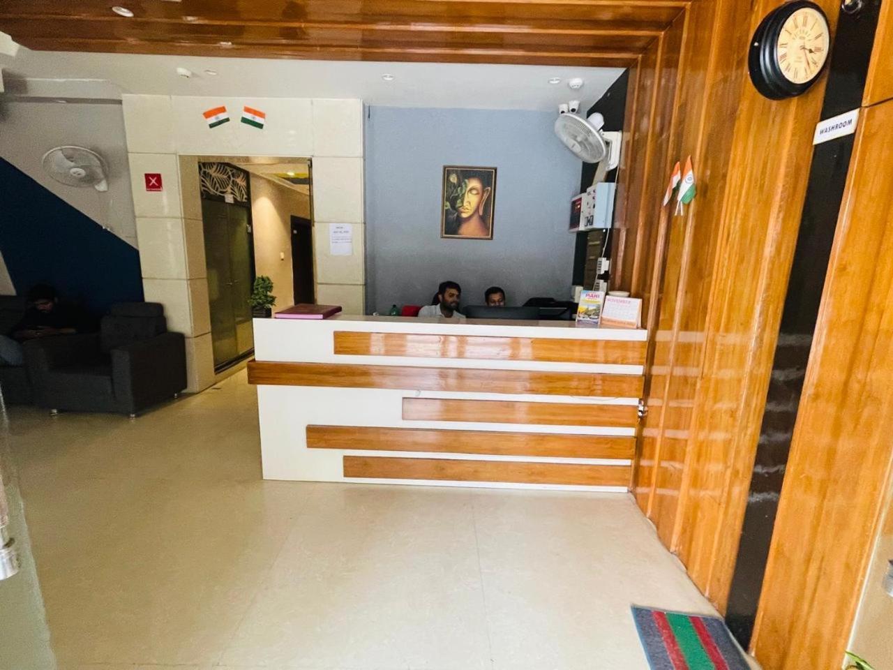 לקנאו Hotel Megha Inn מראה חיצוני תמונה