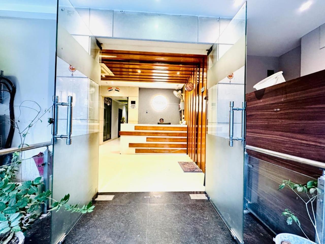 לקנאו Hotel Megha Inn מראה חיצוני תמונה