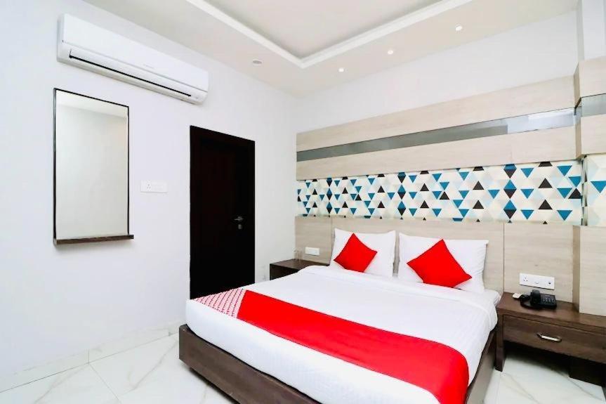 לקנאו Hotel Megha Inn מראה חיצוני תמונה