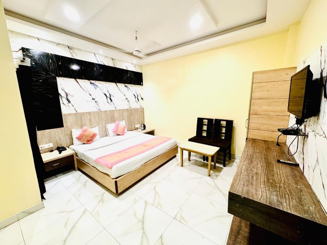 לקנאו Hotel Megha Inn מראה חיצוני תמונה
