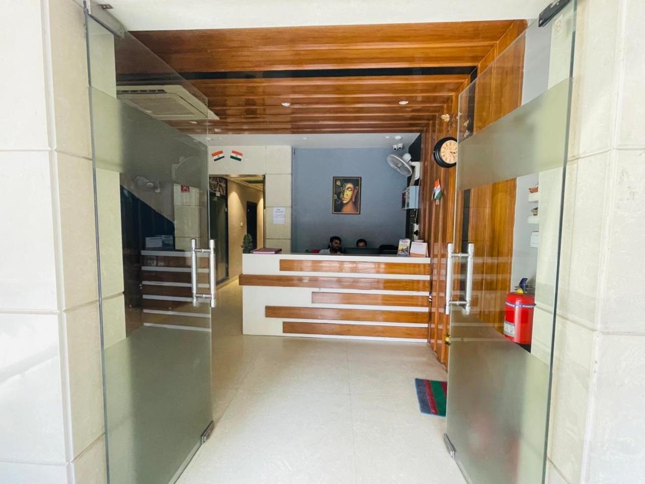 לקנאו Hotel Megha Inn מראה חיצוני תמונה