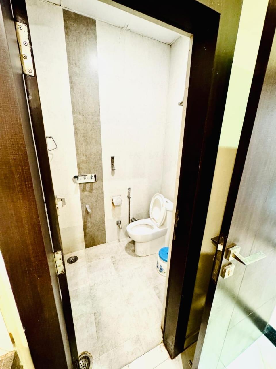 לקנאו Hotel Megha Inn מראה חיצוני תמונה