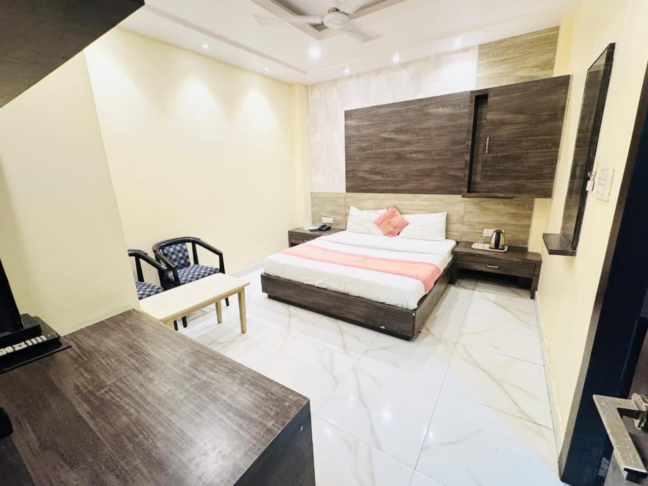 לקנאו Hotel Megha Inn מראה חיצוני תמונה