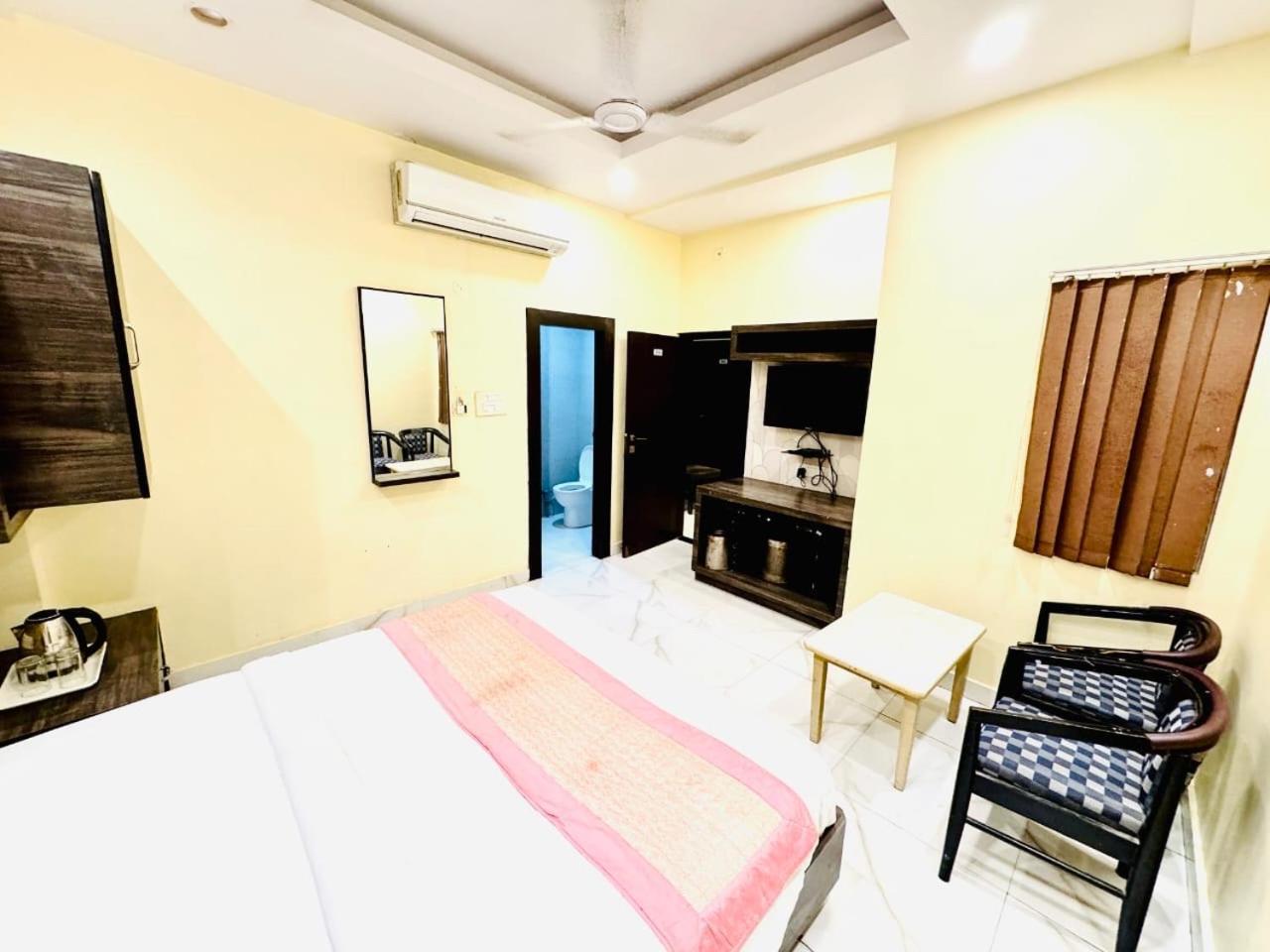 לקנאו Hotel Megha Inn מראה חיצוני תמונה